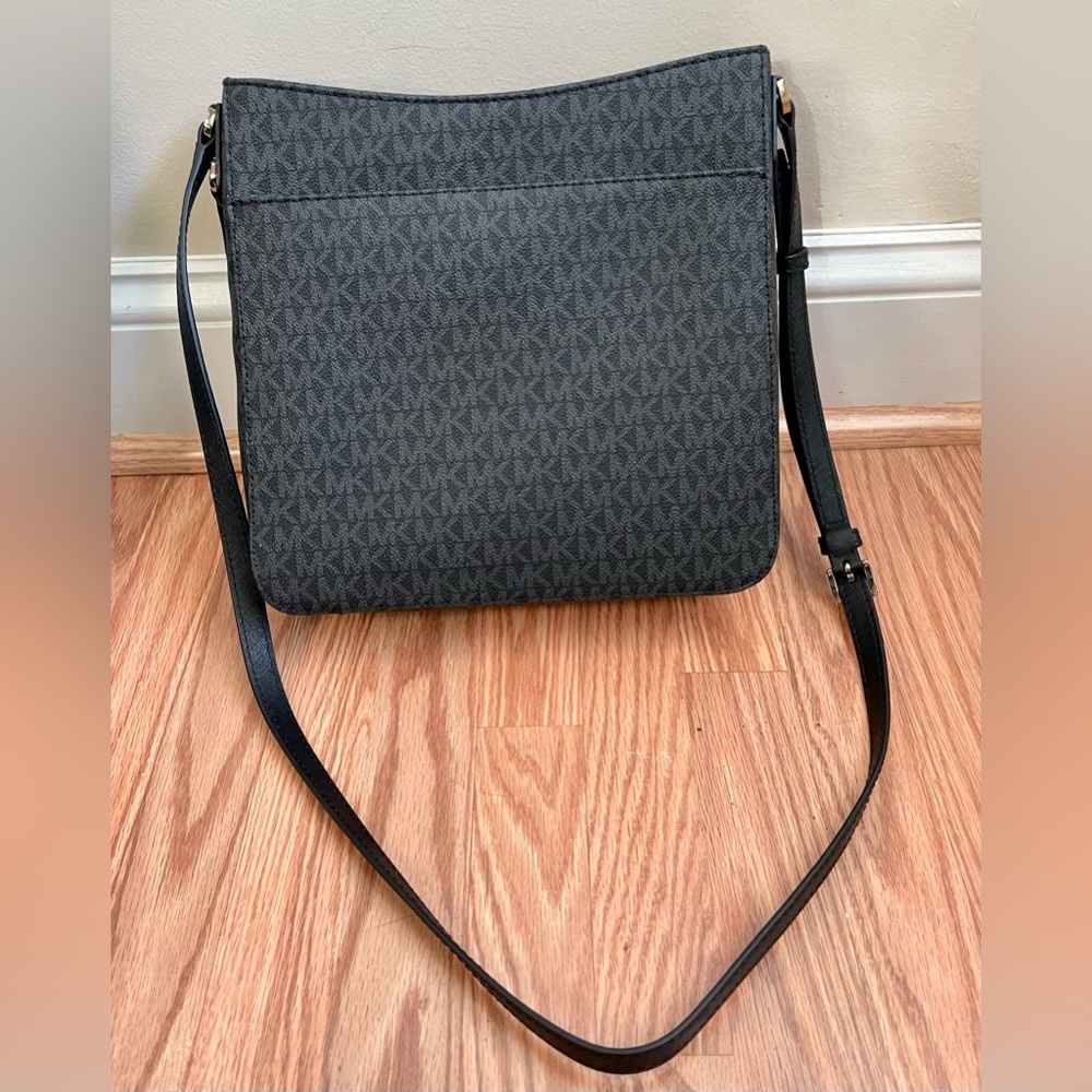 MICHAEL KORS Jet Set Travel Large Logo Messenger Bag - Picture 3 of 7